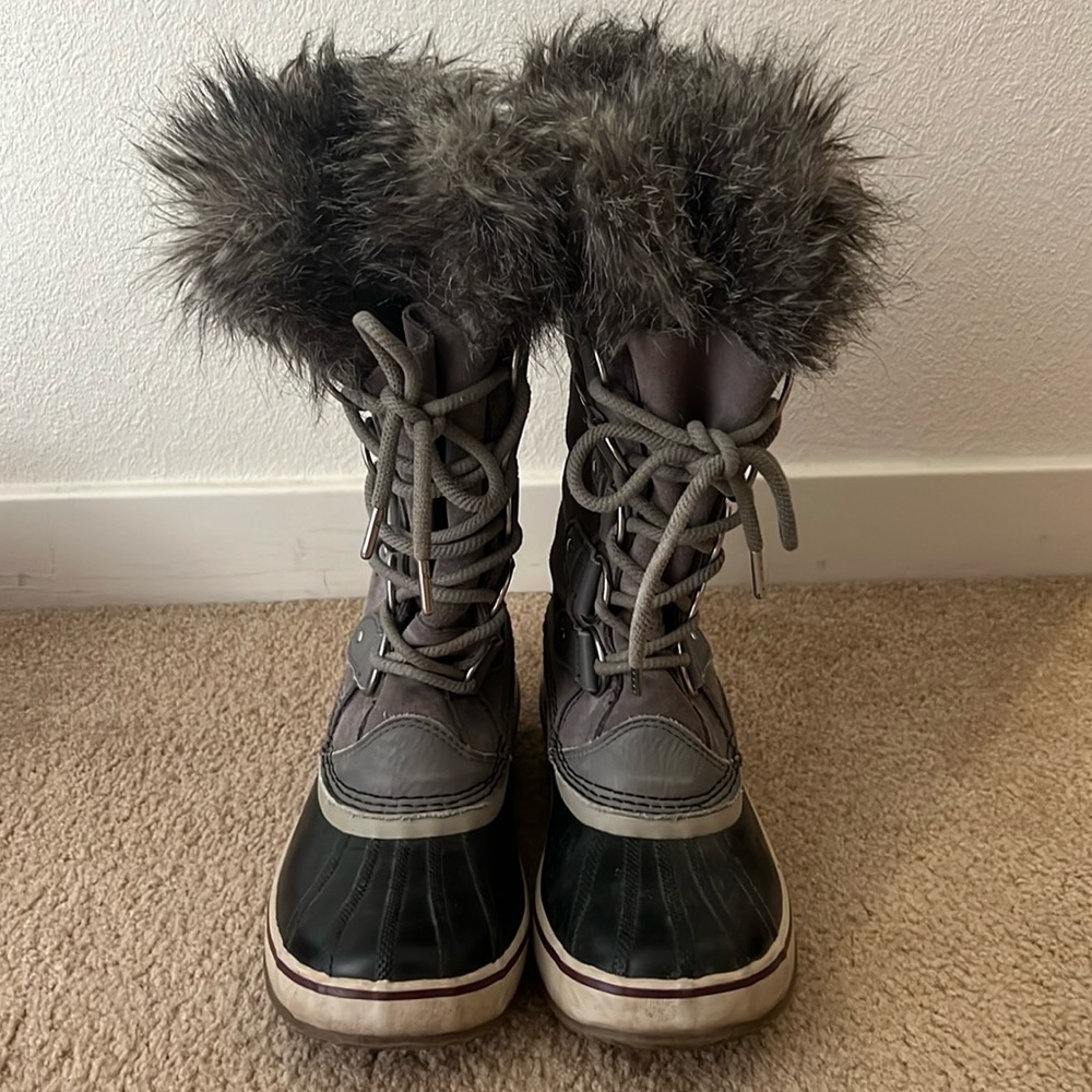 Sorel Knee High Winter Boots. Grey. Size W8.